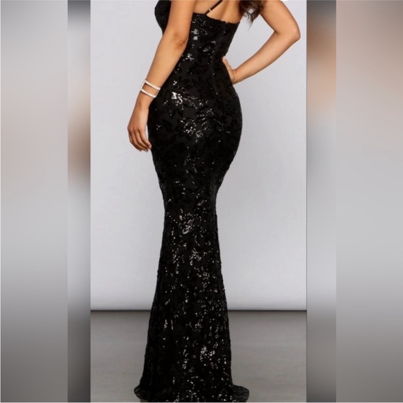 Elegant Black Sequin Windsor Dress - Picture 2 of 3